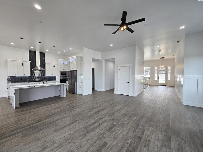 Building Photo - Primary Suite on Main w/Second Suite in Ba...