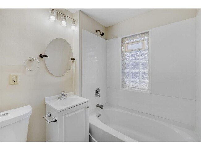 Building Photo - 595 Hawthorne Ave E