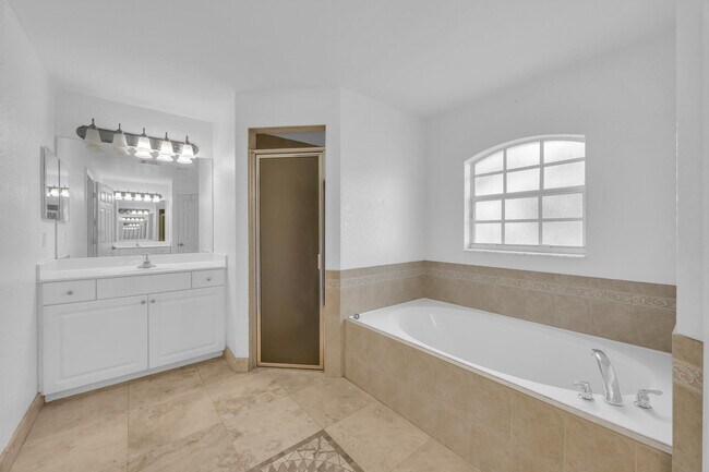 Building Photo - 729 SW Sardinia Ave