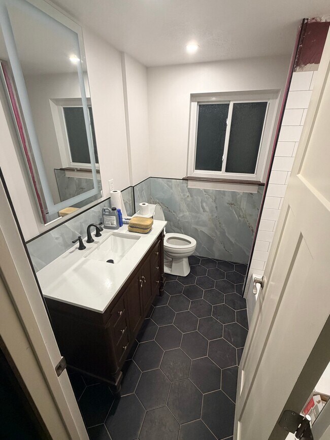 Building Photo - 360 N 300 W
