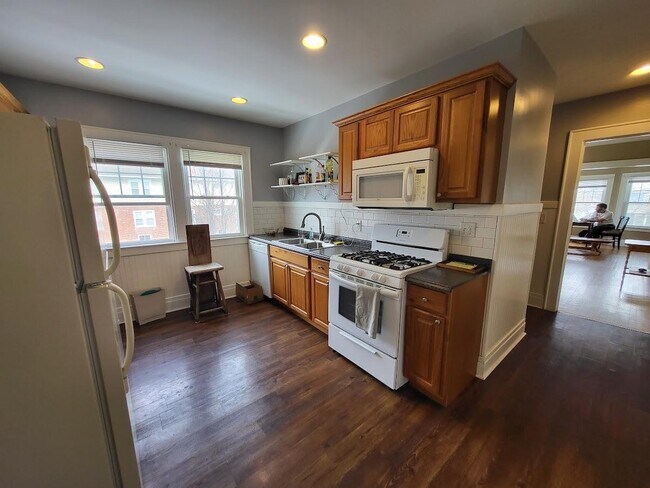 Building Photo - 300 Forest Hill Dr