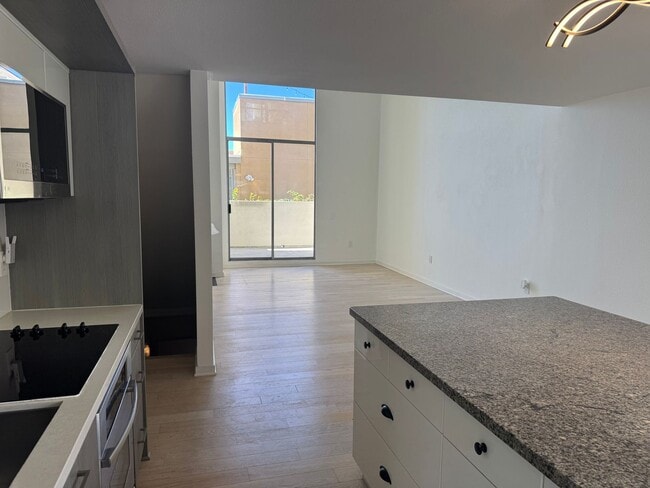 Building Photo - Beautiful 2Br/2Ba Townhome In Little Italy...