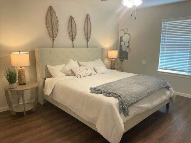 Building Photo - 3 Bed 2 Bath 2 Car Duplex Freedom Villas in Midwest City, OK