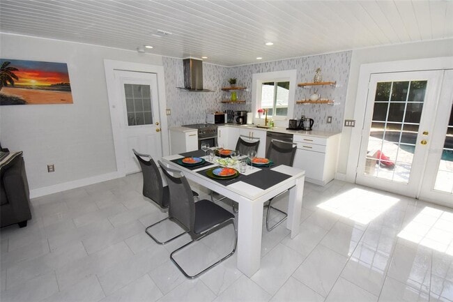 Building Photo - 2450 Hawthorne St