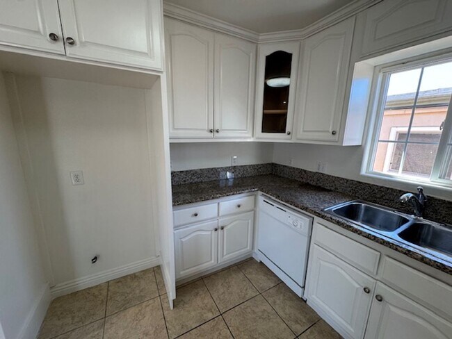 Building Photo - 253 E Plymouth St