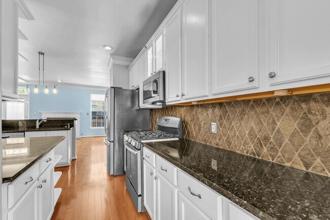 Building Photo - Dream Townhome in Kingstowne – Updated Ele...