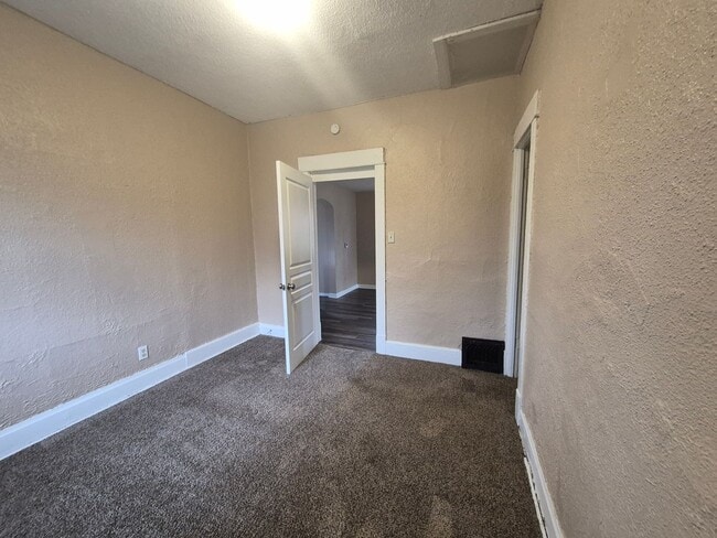 Building Photo - Two Bedroom, One Bathroom Home with Washer/Dryer!