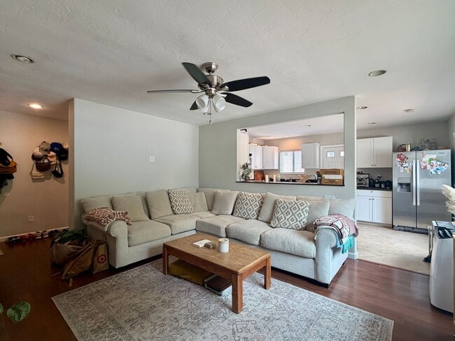 Building Photo - Classic Carlsbad Beach Bungalow