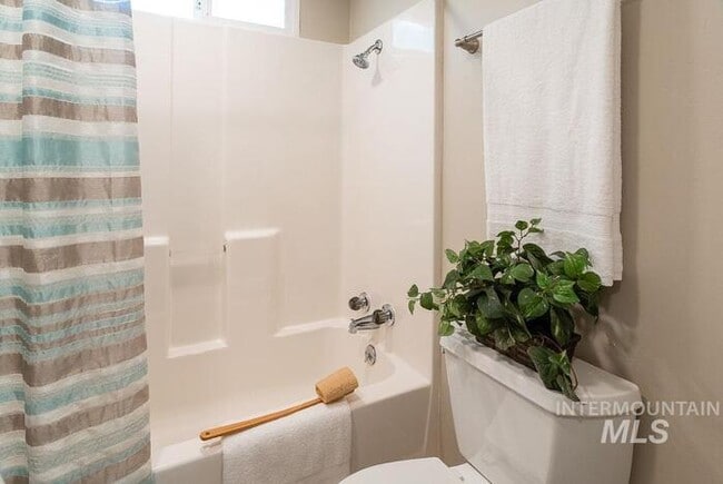 Building Photo - Charming 2 Bed, 1 Bath Single-Family Home with Large Backyard & RV Hookups!