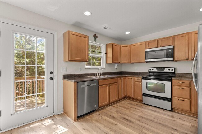 Building Photo - Knoxville 37912 - 3 bedroom, 2.5 bath all ...