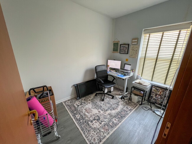 Building Photo - 6421 N Greenview Ave