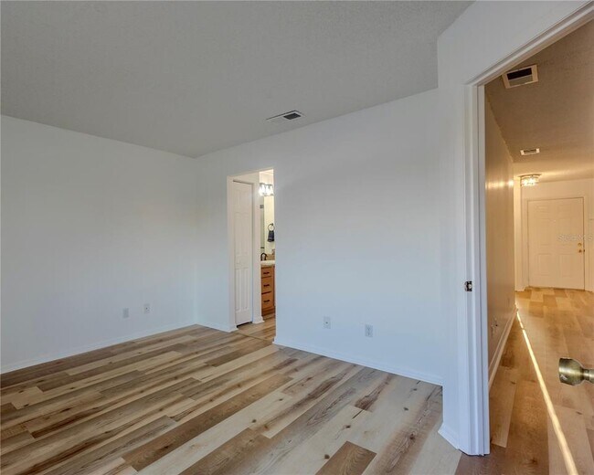 Building Photo - 1807 Garden Lake Dr