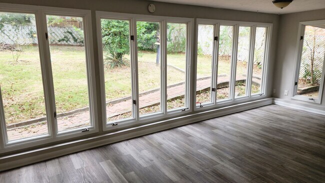 Building Photo - Turn the Key to Comfort & Convenience. MOV...