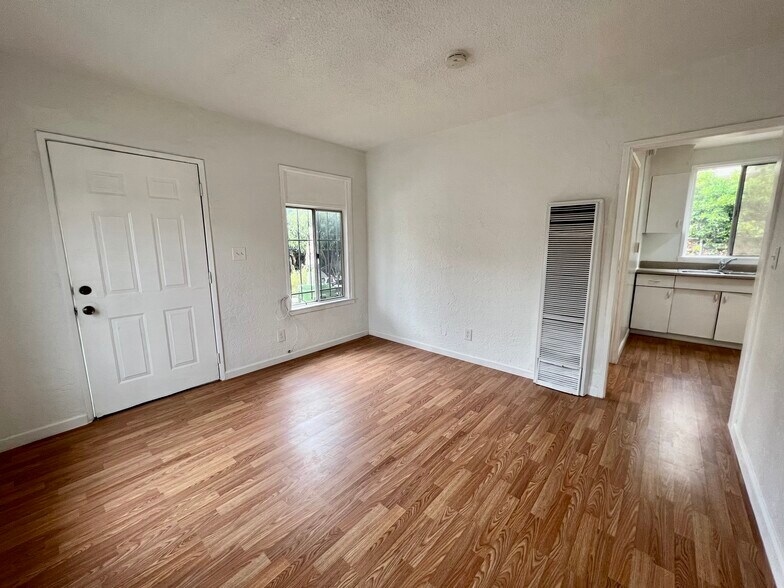 Building Photo - 2209 S Ridgeley Dr