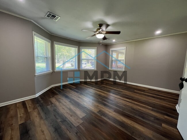 Building Photo - 616 Lakeshore Dr