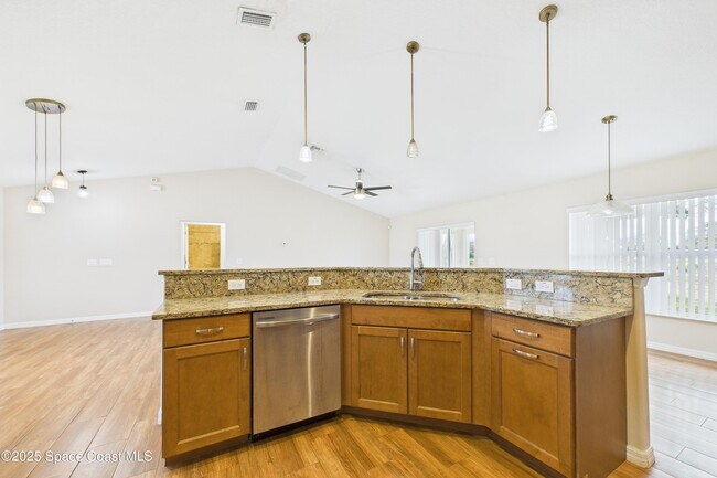 Building Photo - 1936 Gloria Cir