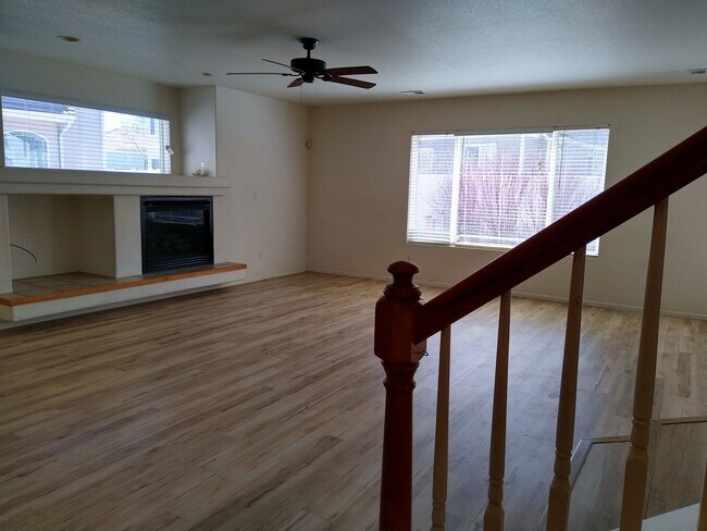 Building Photo - Massive and Expansive 5 Bedroom Green Vall...