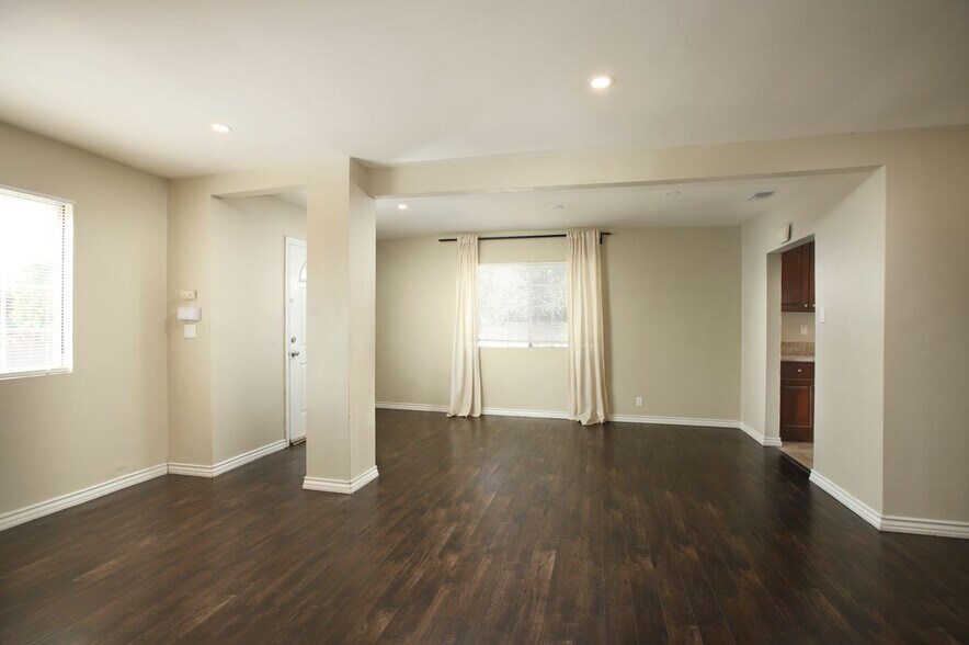Building Photo - 9726 Mercedes Ave