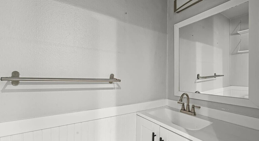 Building Photo - 1111 Seacoast Dr