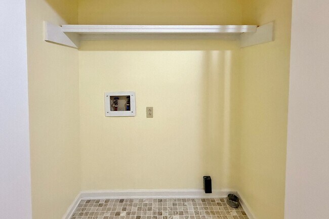 Building Photo - $500 RENT CREDIT | AVAILABLE NOW! (Pets Considered)
