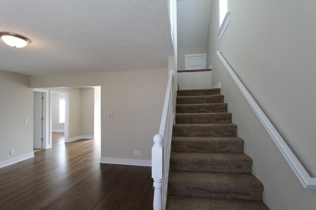 Building Photo - Large 3 bedroom with Open Floor Plan! Close to all the shopping and dining of Aksarben! Close to ...