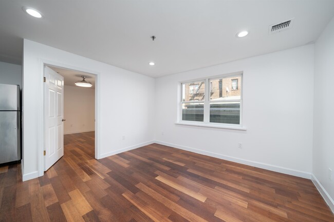 Building Photo - 413-415 9th St