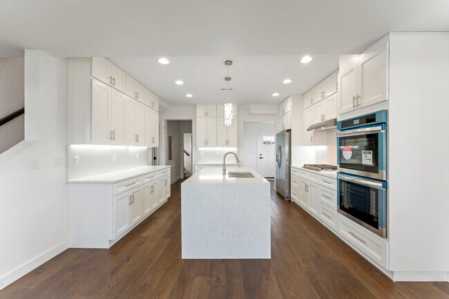 Building Photo - 413 S Trade St