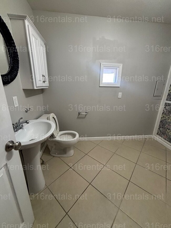 Building Photo - 3 bed 1 1/2 bath house available Now!!