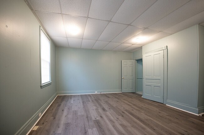 Building Photo - Available NOW! 1st Floor  2 Bed 1 Bath Apa...