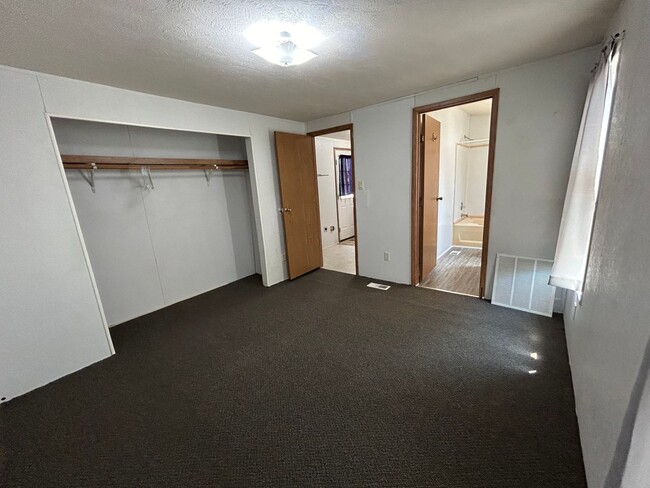 Building Photo - 3 Bedroom 2 Bath Trailer for Rent