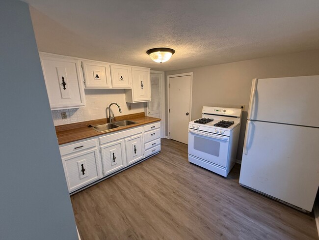 Building Photo - Updated 1-Bedroom with Private Fenced Yard...