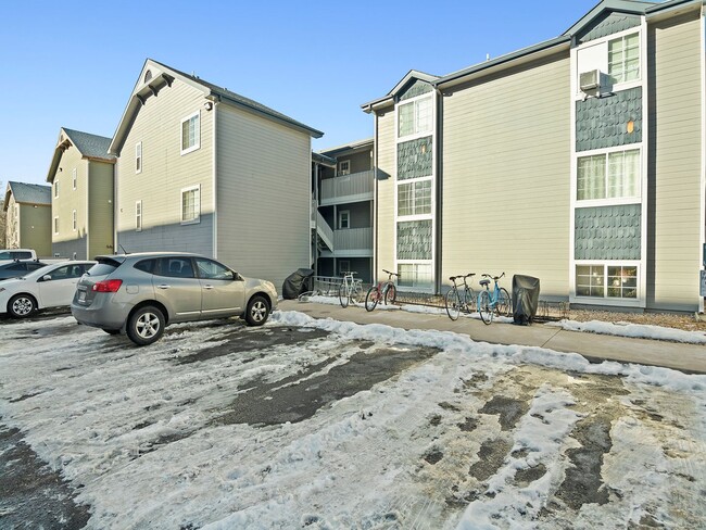 Building Photo - Cozy 2 Bed 2 Bath Condo Blocks from CSU Ca...