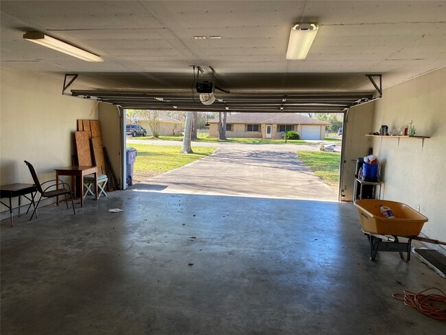 Building Photo - 301 Jansen Dr