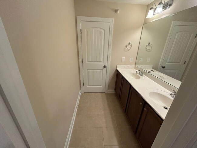 Building Photo - End Unit 3 Bed | 2.5 Bath Townhouse in Cha...