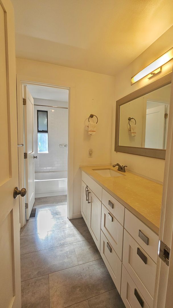 Building Photo - Modern Bellevue Townhome | Chef’s Kitchen, Dual Fireplaces & Private Patio