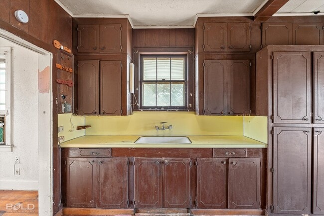 Building Photo - 3814 Lakeshore Dr