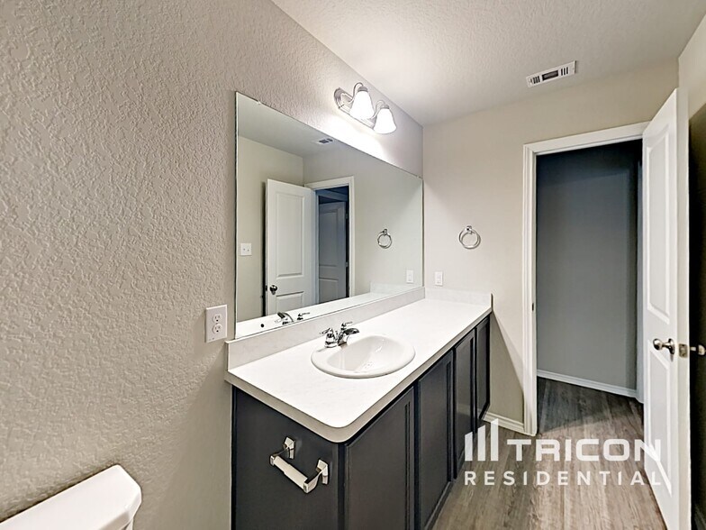 Building Photo - 2415 Marbach Woods