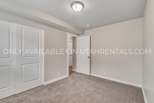 Building Photo - 689 N 100 W