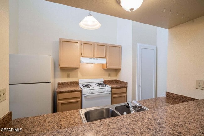 Building Photo - 1555 Common Dr