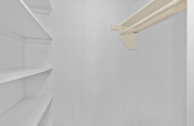 Building Photo - 6880 Hyde Park Dr