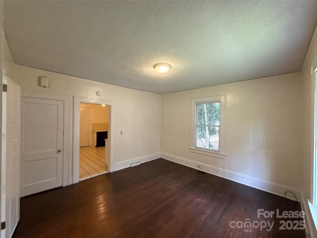 Building Photo - 2214 Floral Ave