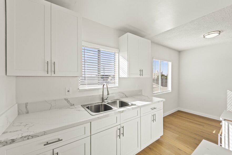 Building Photo - 940 W Gage Ave