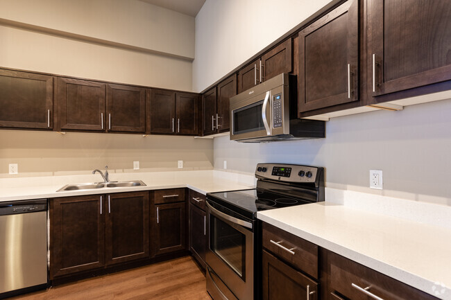 2BR, 2BA - 962 SF - West Parc