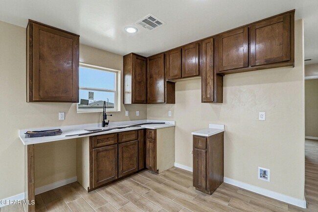 Building Photo - 6002 1/2 Pam McCall Drive Unit 4