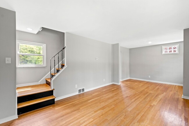 Building Photo - AVAILABLE JUNE 1ST!! STUNNING 3 BEDROOM IN...