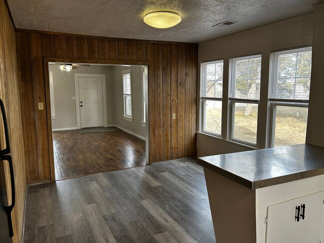 Building Photo - 2 Bedroom 1 Bath home available now for mo...