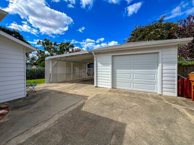 Building Photo - 1624 Ora Dr