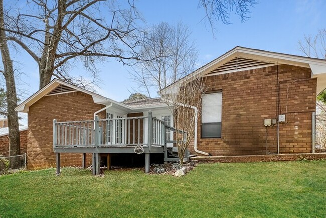 Building Photo - 302 Gardenia Rd