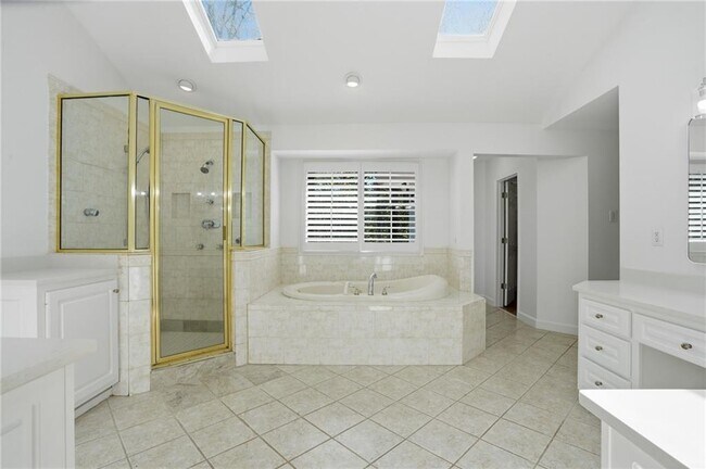 Building Photo - 1190 W Paces Ferry Rd NW