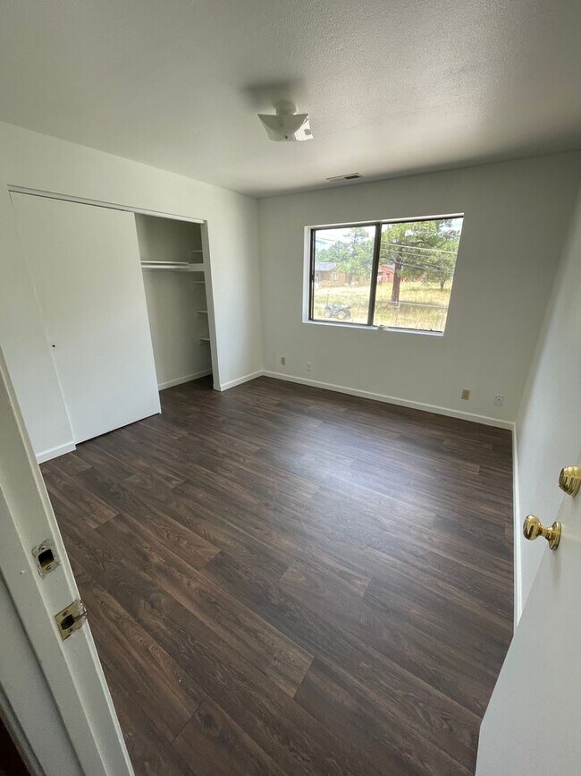 Building Photo - Your Ideal Home Close to Campus!